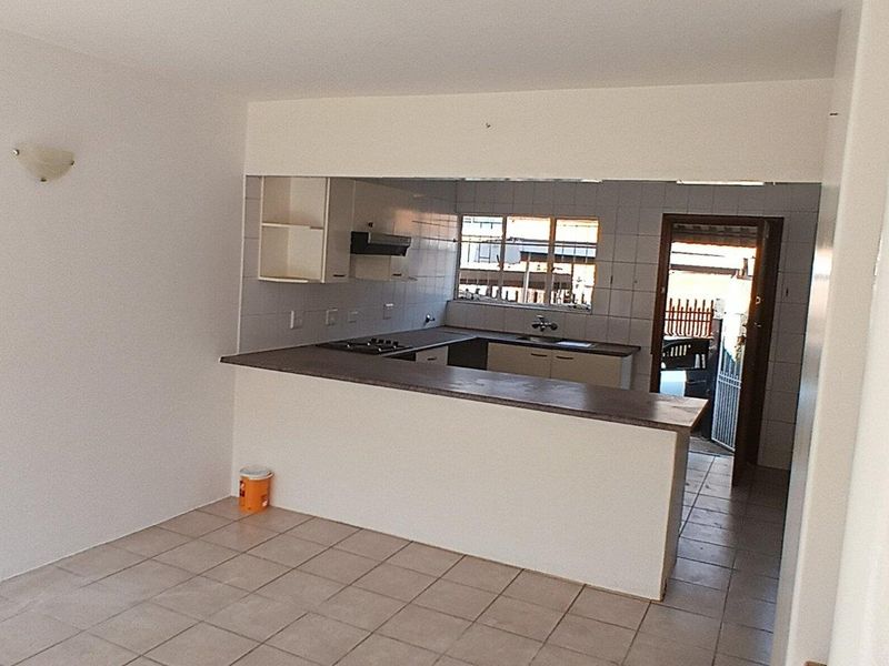 "Invest or Nest: Perfect Birchleigh Townhouse Awaits You!" - Photo 2