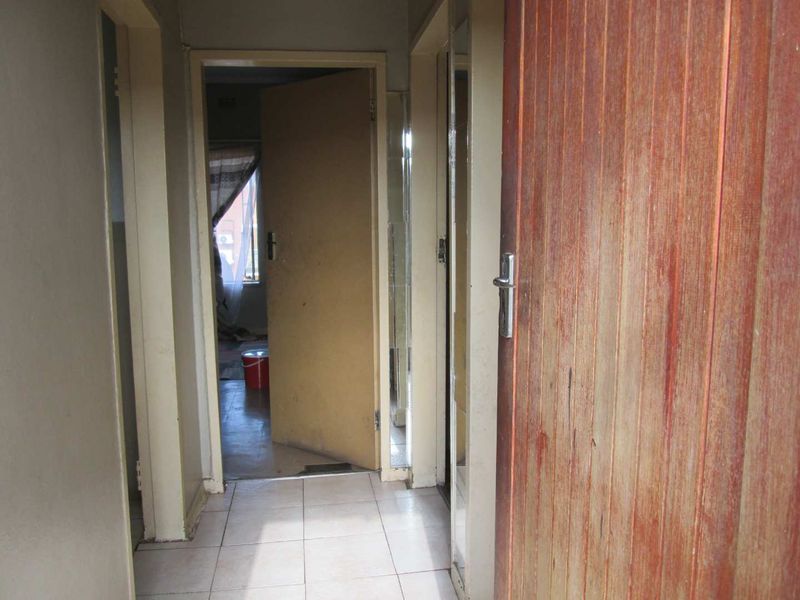 BEAUTIFUL, NEAT AND CLEAN [ 1.5] ONE AND HALF BEDROOM APARTMENT FOR SALE IN PRETORIA WEST BARGAIN - Photo 2