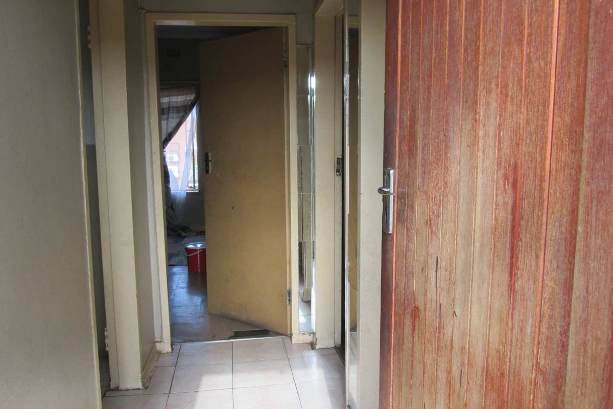 BEAUTIFUL, NEAT AND CLEAN [ 1.5] ONE AND HALF BEDROOM APARTMENT FOR SALE IN PRETORIA WEST BARGAIN - Photo 2