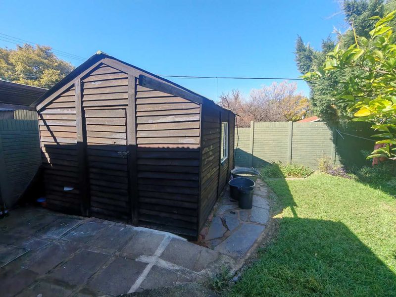 GOLDEN OLDIE - SPACIOUS WITH GRANNY FLAT ON BIG STAND - Photo 7