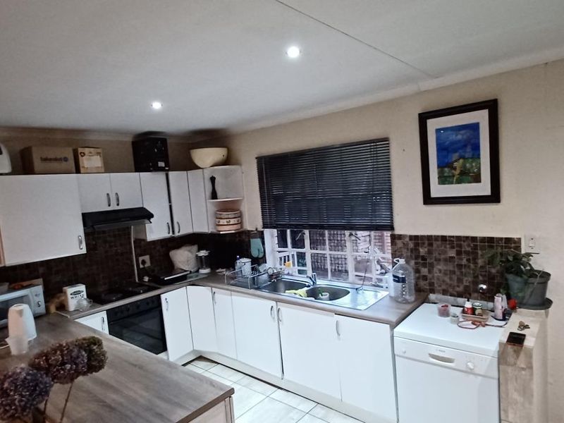 CLUBVIEW - 2 BEDROOMS - 2 BATHROOMS - LOCK-UP GARAGE - Photo 2