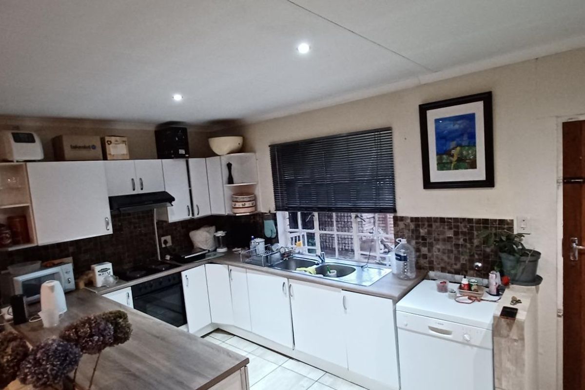 CLUBVIEW - 2 BEDROOMS - 2 BATHROOMS - LOCK-UP GARAGE - Photo 2