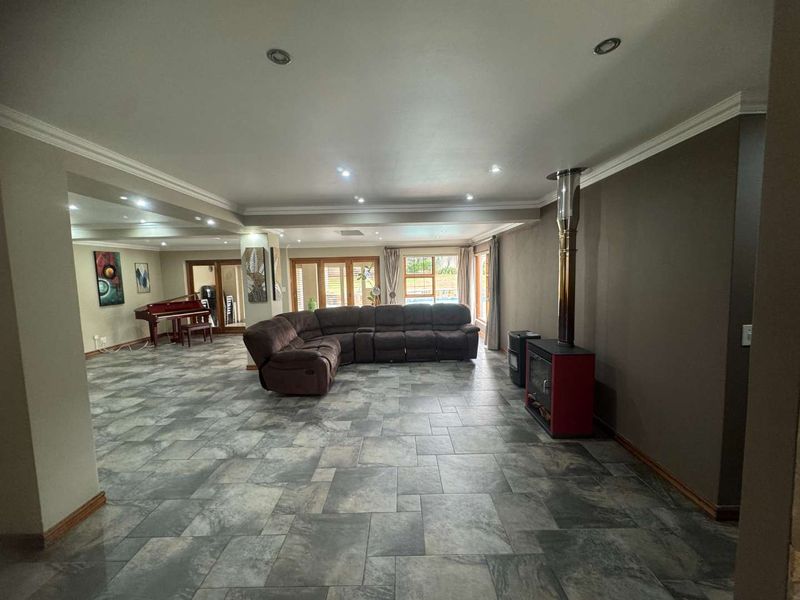 Huge Family Home with Flatlet - Photo 3