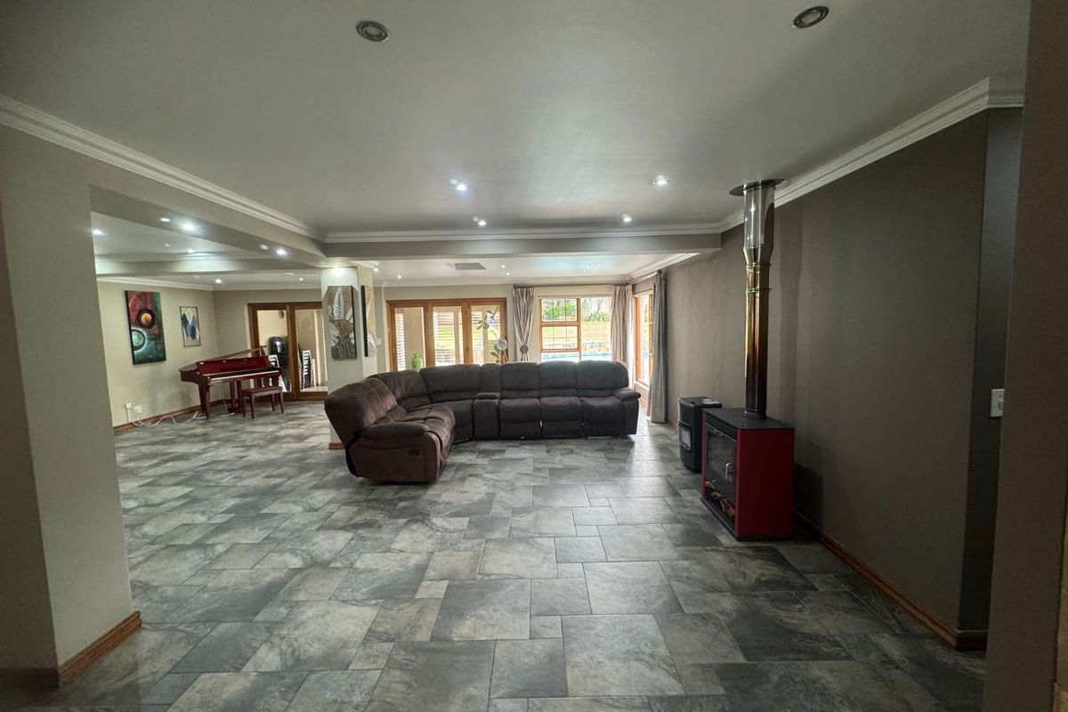 Huge Family Home with Flatlet - Photo 3