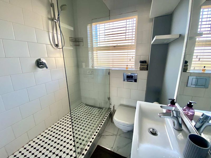 Top Floor Studio Apartment - Photo 7