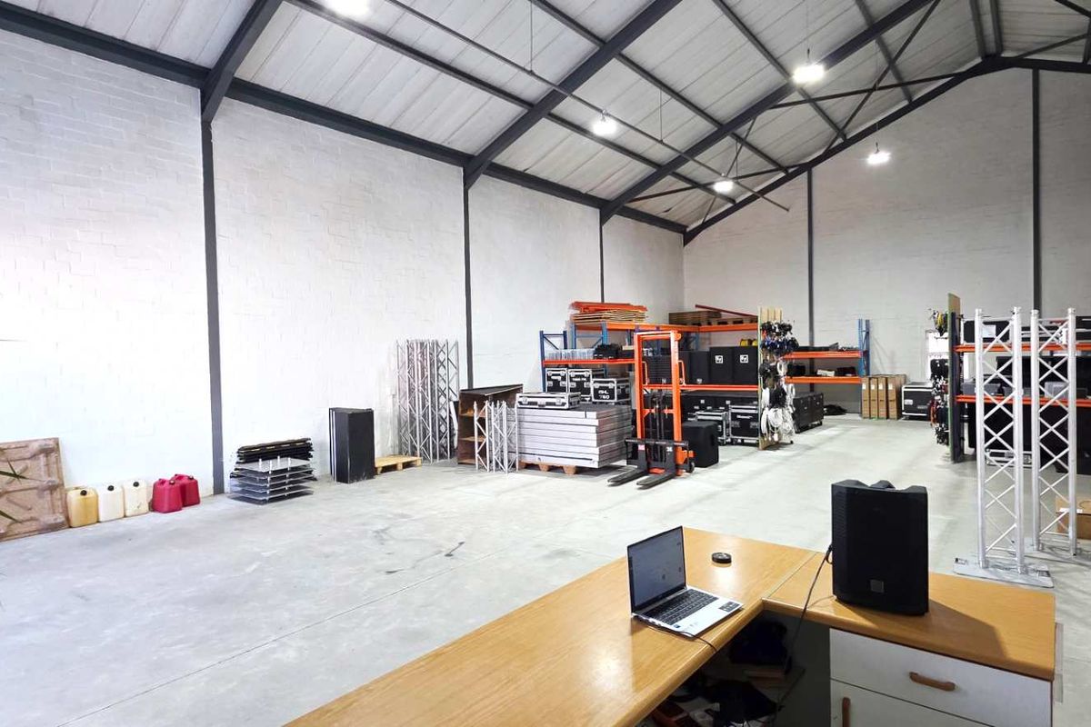 Double Volume Warehouse in Excellent Condition - Photo 3