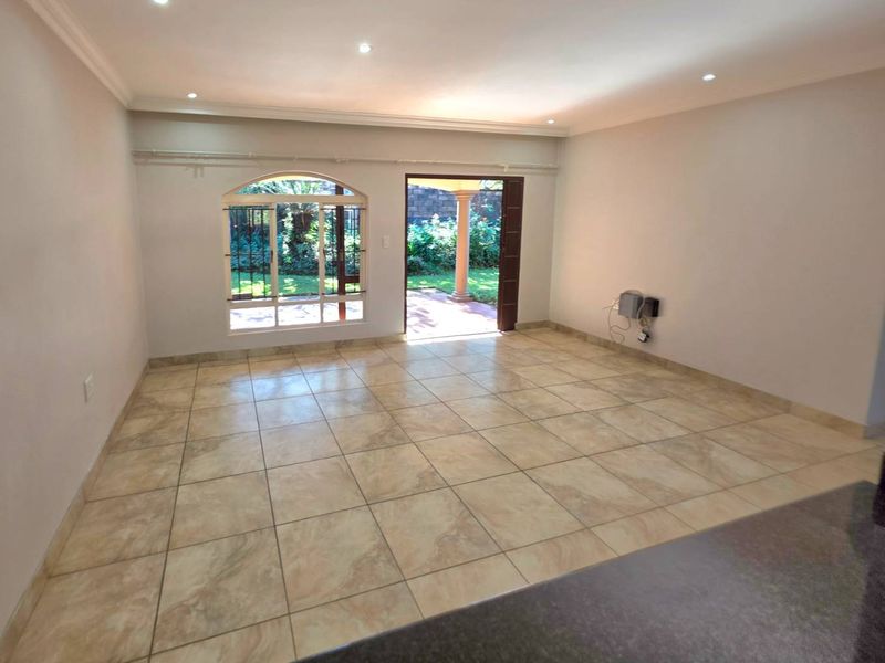 Privately Positioned in Cul-de-Sac - 2 Bedroom, 2 Bathroom Unit. - Photo 4