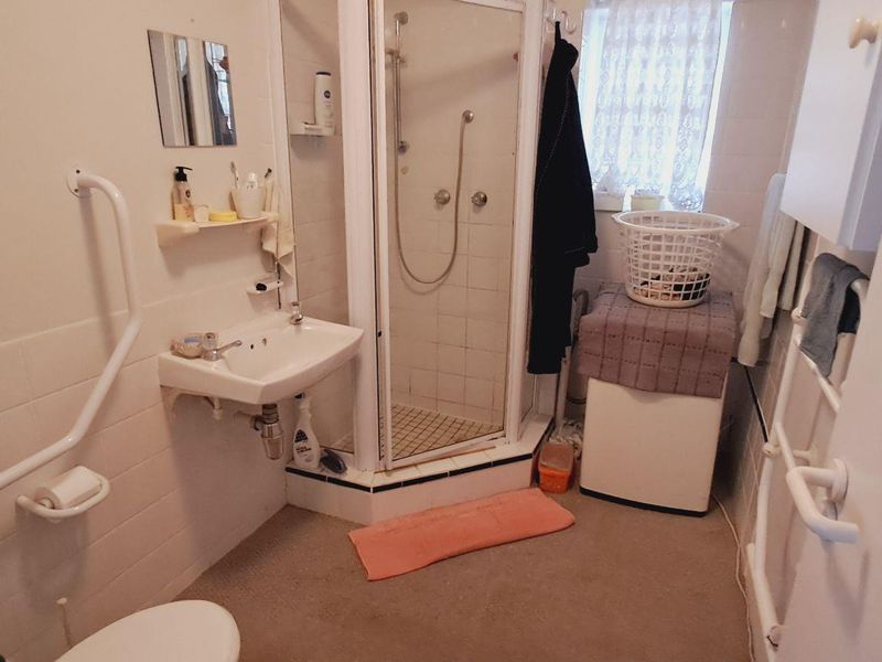 GARDEN FLAT with a LOCK-UP GARAGE - Photo 6