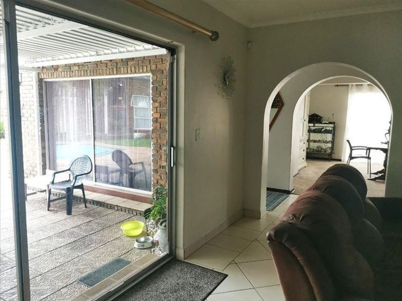 Low maintenance facebrick home in soon to be enclosed area - Photo 10