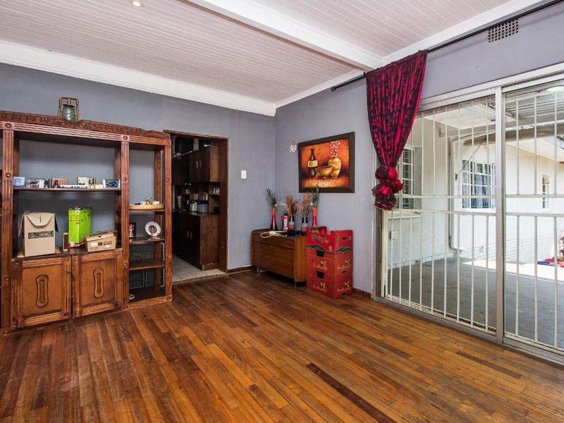 4 Bedroom House for Sale in Meyerspark, Pretoria - Photo 2