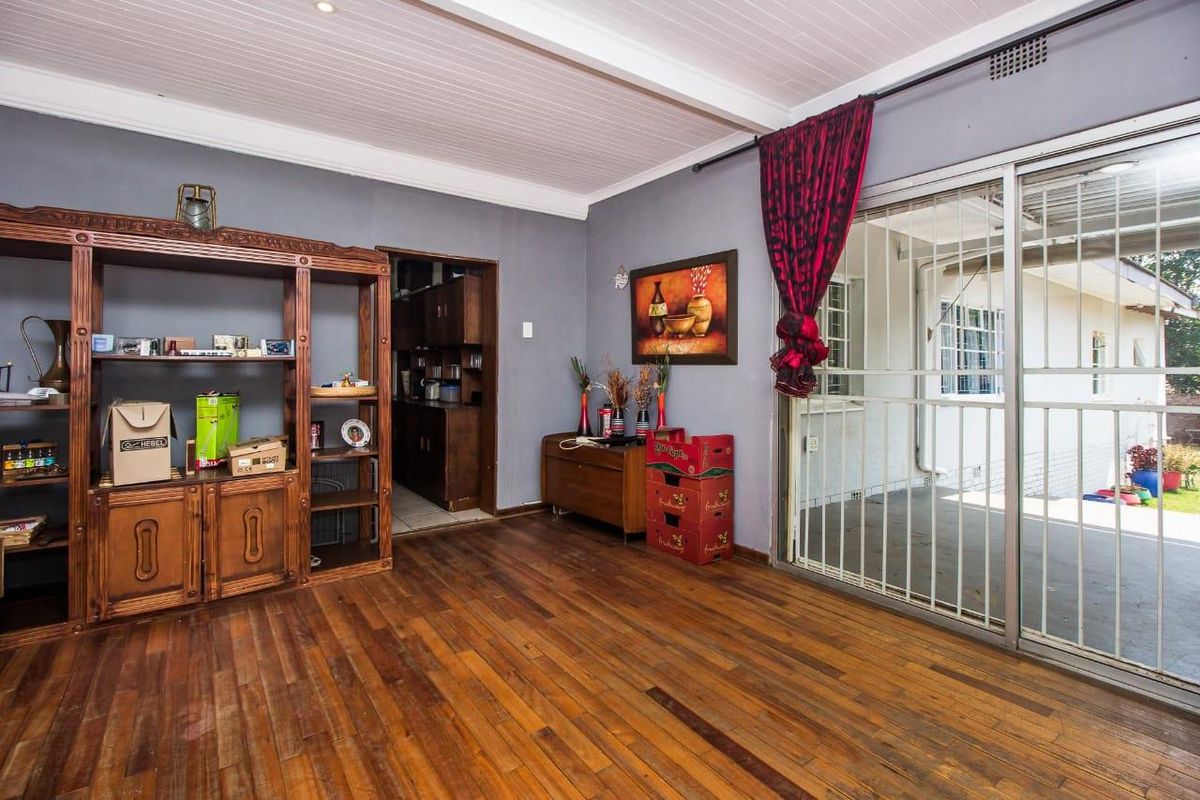 4 Bedroom House for Sale in Meyerspark, Pretoria - Photo 2