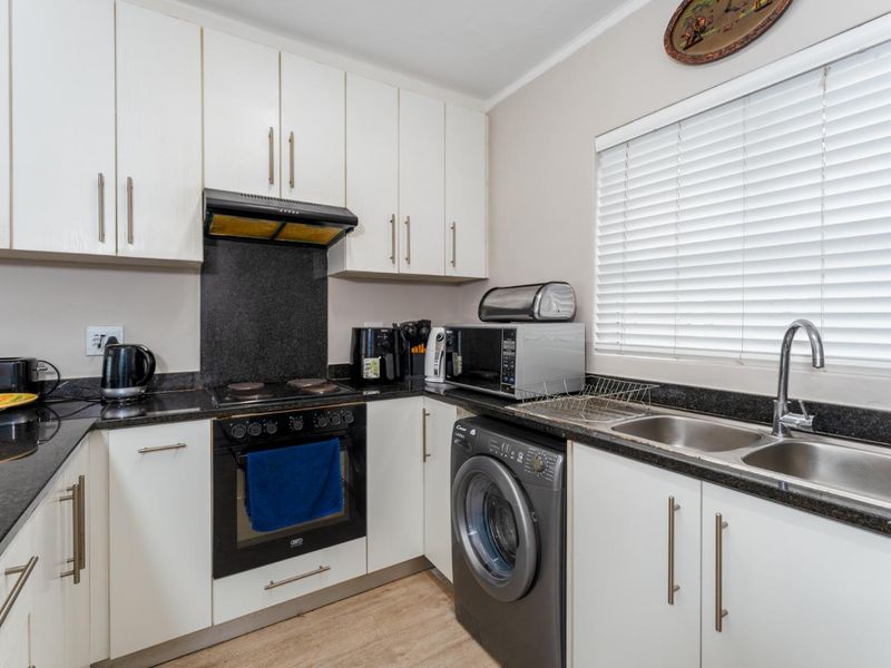 BRIGHT, SPACIOUS, MODERN AND CONVENIENT - Photo 7