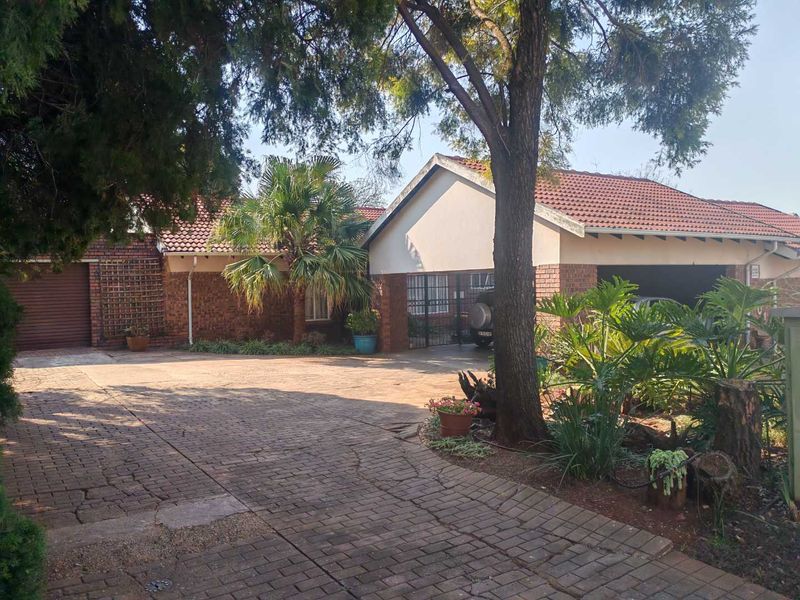 EXCLUSIVE MANDATE - LOVELY FAMILY HOME - CLOSE TO SCHOOLS - Photo 3