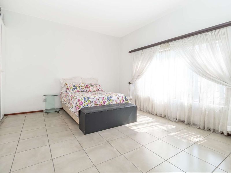 Spacious pet friendly unit available near Hillfox - Photo 8