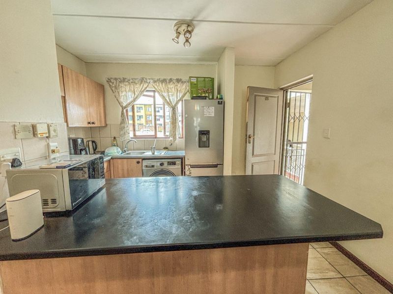 Spacious 2 Bedroom Apartment in Secure Protea Estate Noordwyk - Photo 4