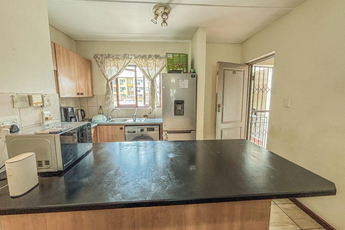 Spacious 2 Bedroom Apartment in Secure Protea Estate Noordwyk - Photo 4