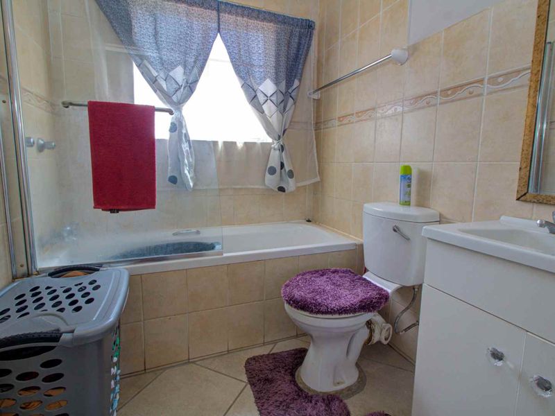 Ground Floor Apartment in Beautifully Kept Complex - Photo 7