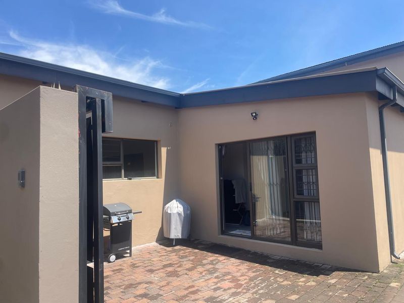 Modern double-storey home in Randpark Ridge featuring an indoor pool, 3 en-suites, wine cellar, double garage, plus a separate 2-bed cottage with its own garage - Photo 5