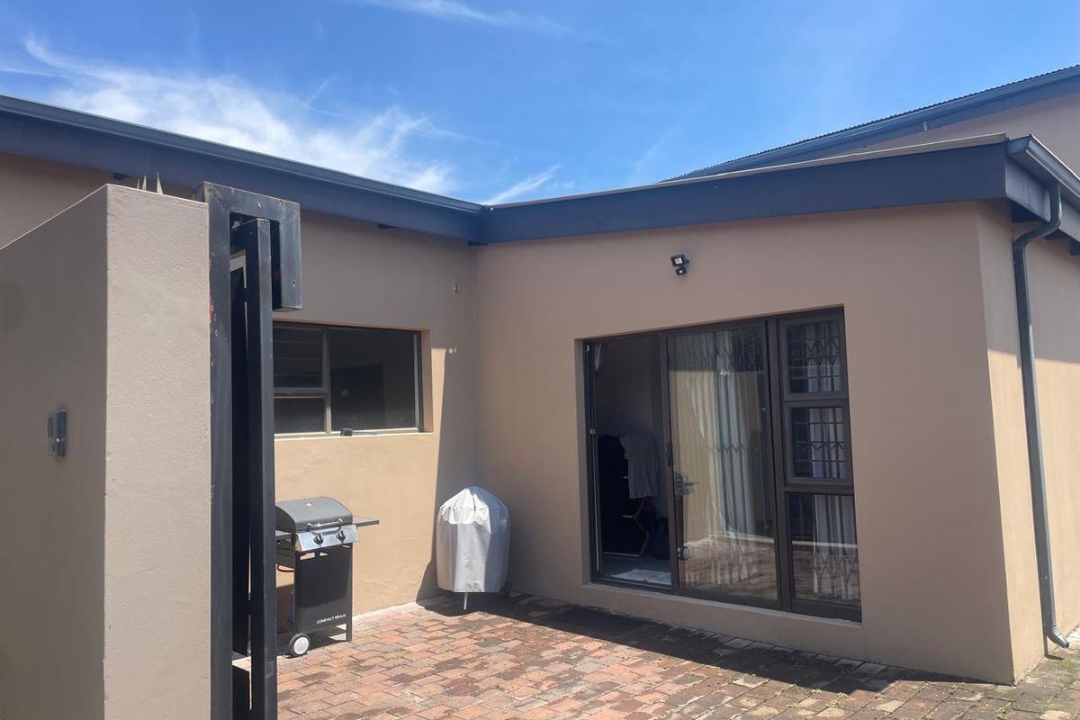 Modern double-storey home in Randpark Ridge featuring an indoor pool, 3 en-suites, wine cellar, double garage, plus a separate 2-bed cottage with its own garage - Photo 5