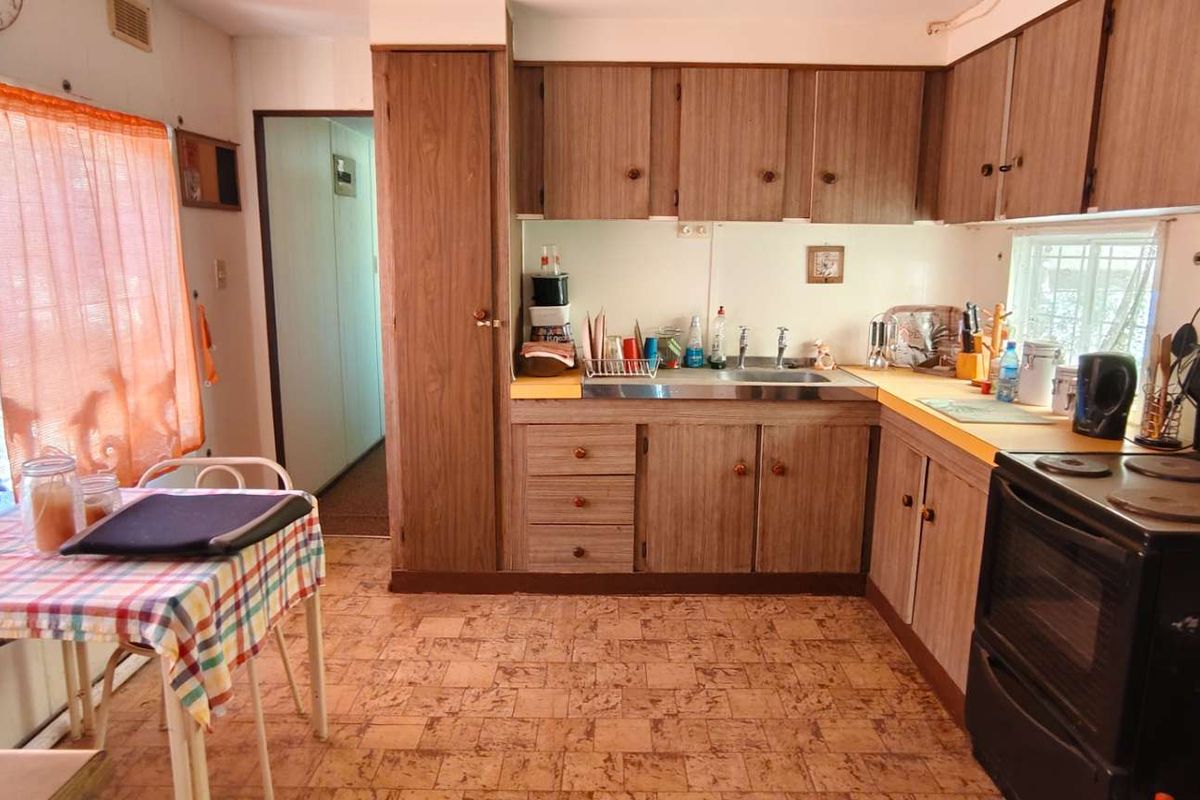 Charming Brick-Cladded Container Home: Perfect for Holiday Getaways or Small Families - Photo 2