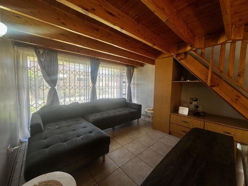 Townhouse with loft in  Langenhoven Park - Photo 4