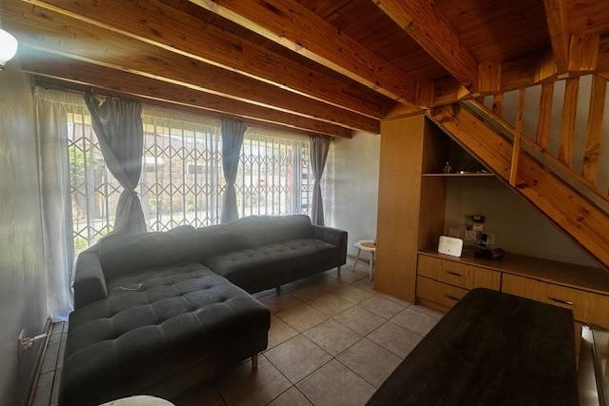 Townhouse with loft in  Langenhoven Park - Photo 4