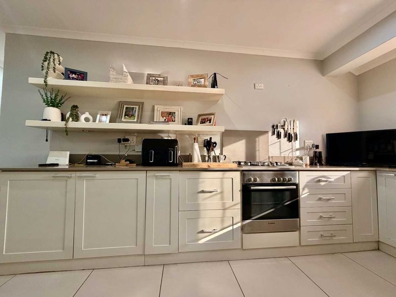 Beautifully Renovated 3 Bedroom Penthouse Apartment in Ballito - Photo 4