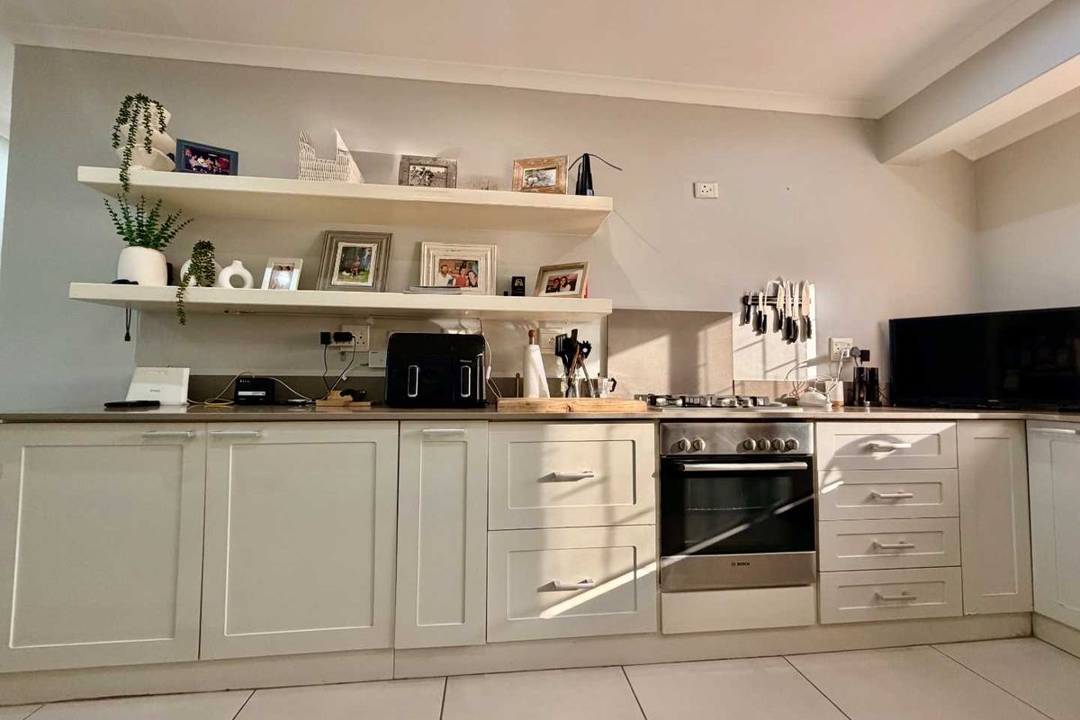 Beautifully Renovated 3 Bedroom Penthouse Apartment in Ballito - Photo 4