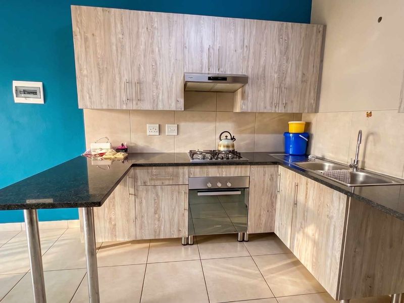 Charming Two-Bedroom Ground Floor Apartment in Secure Complex - Photo 4