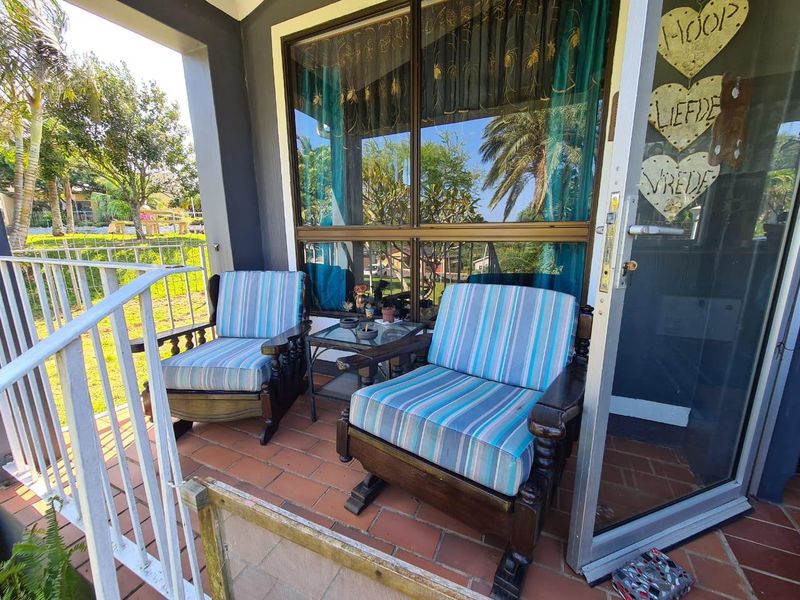 Furnished 2 bedroom 2 bathroom Pet friendly unit in a sought after village - Photo 6