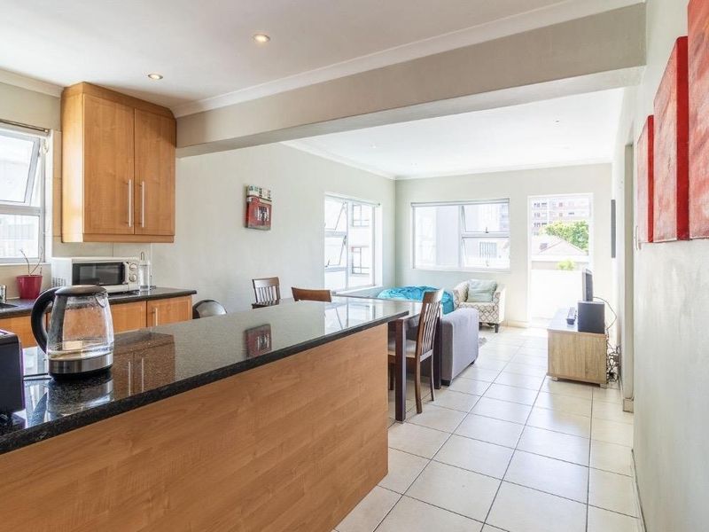 3 Bedroom Apartment with Parking, Steps from the Promenade - Photo 3