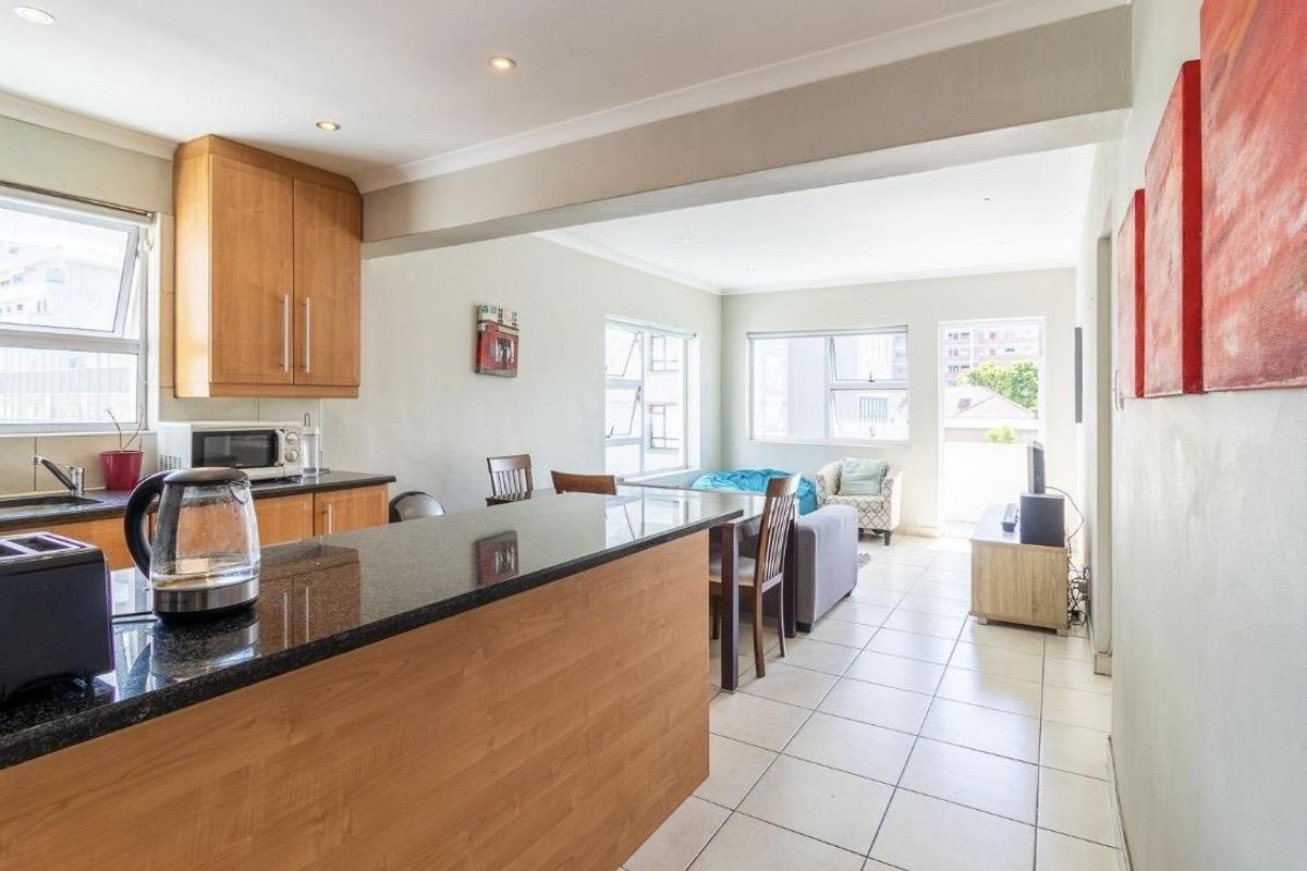 3 Bedroom Apartment with Parking, Steps from the Promenade - Photo 3