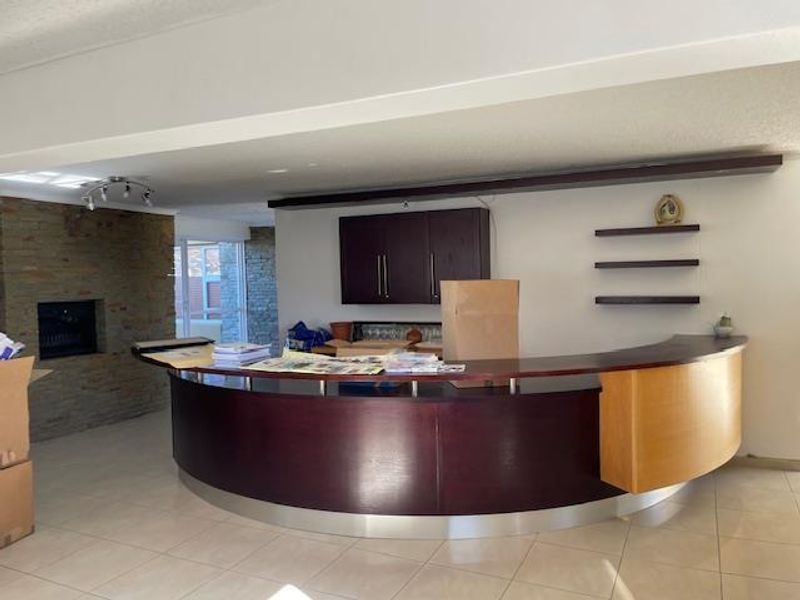 Luxurious 8-Bed Mansion: Your Dream B&B Awaits - Photo 3