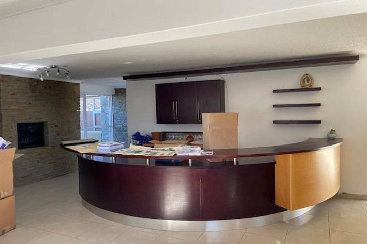 Luxurious 8-Bed Mansion: Your Dream B&B Awaits - Photo 3