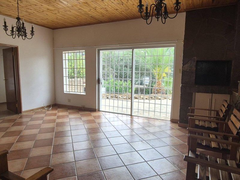 TO LET LOVELY 4 BEDROOM HOUSE WITH FLAT - Photo 4