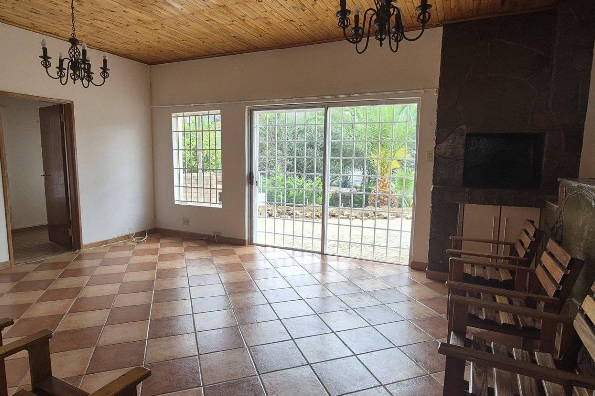 TO LET LOVELY 4 BEDROOM HOUSE WITH FLAT - Photo 4