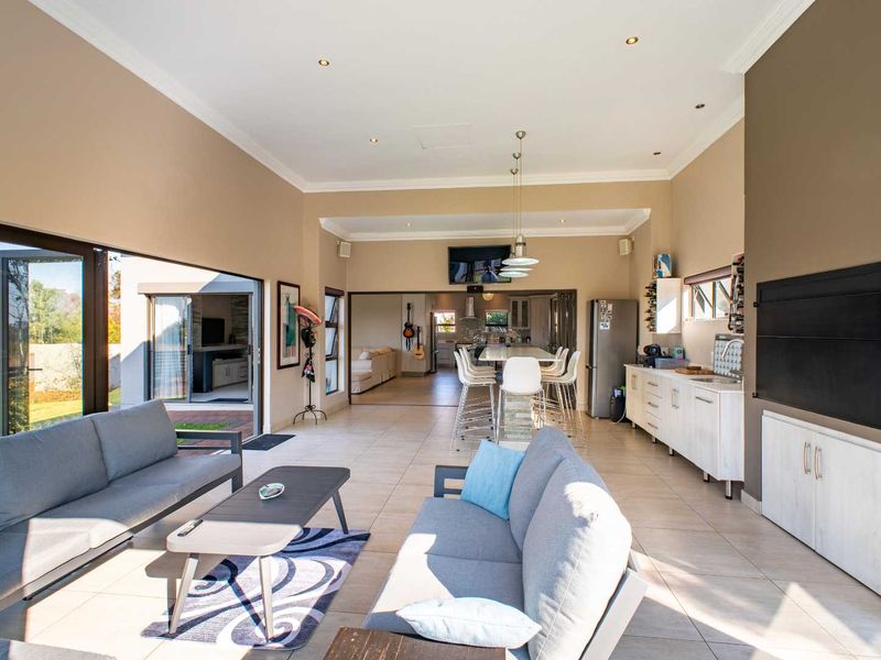 Elegant Greenbelt Retreat with 5 Bedrooms for Sale in Stone Ridge Country Estate - Photo 3