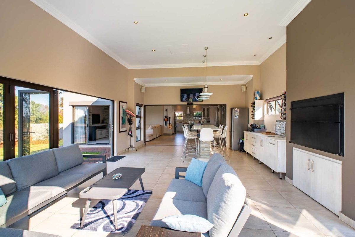 Elegant Greenbelt Retreat with 5 Bedrooms for Sale in Stone Ridge Country Estate - Photo 3
