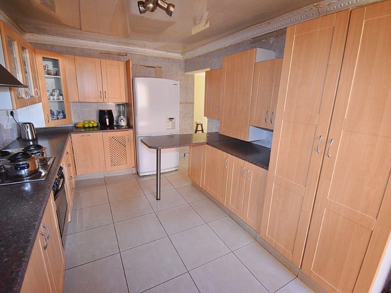 "Welcome Home: Spacious 3-Bed Dream Awaits!" - Photo 4