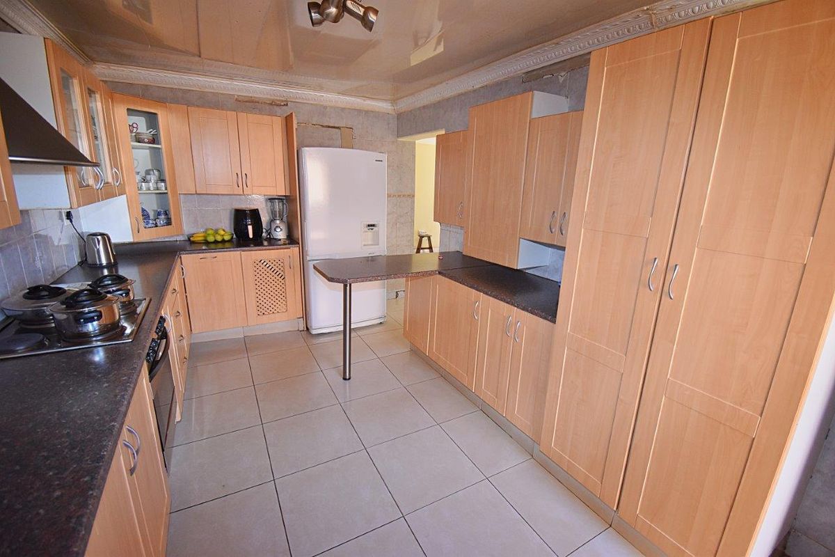 "Welcome Home: Spacious 3-Bed Dream Awaits!" - Photo 4