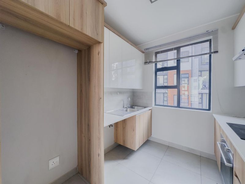 2 Bedroom Apartment with a Balcony - Photo 5