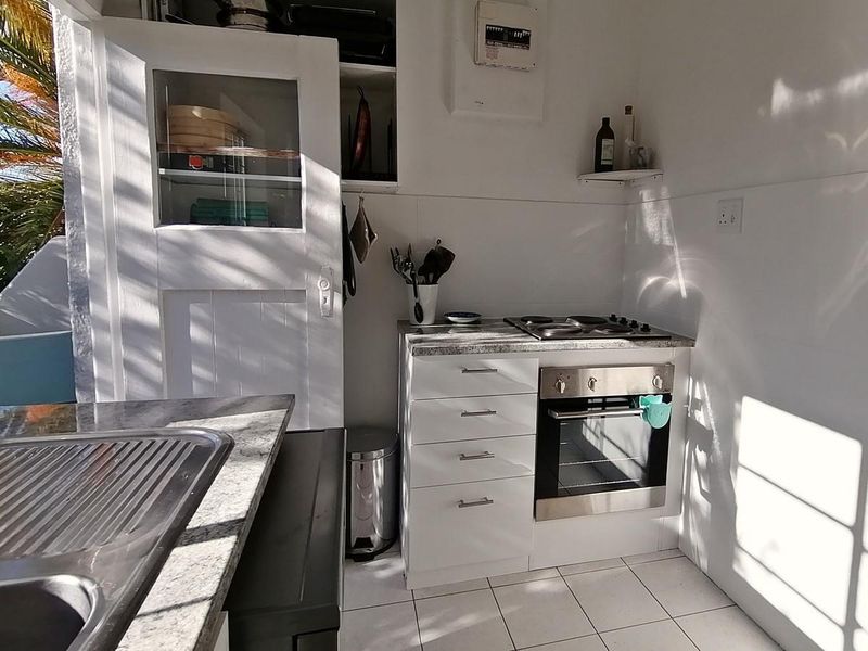 Secure 2 Bedroom Apartment in Art Deco Block in Gardens - Photo 3