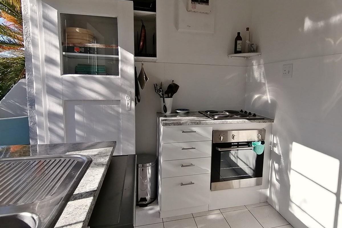 Secure 2 Bedroom Apartment in Art Deco Block in Gardens - Photo 3