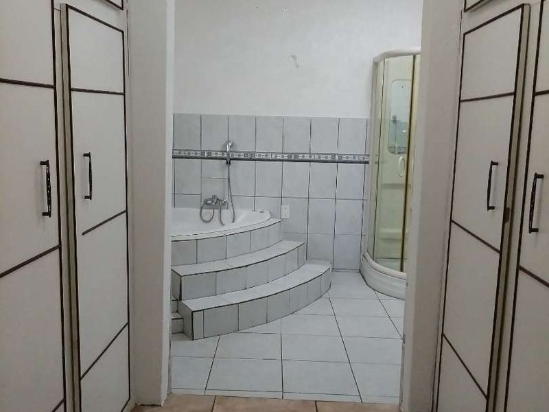 A BACHELOR UNIT FOR RENTAL - Photo 4