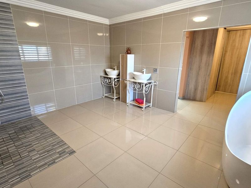 5 Bedroom 5 Bathroom Executive Home in Bougainvilla Estate Hartbeespoort - Photo 10