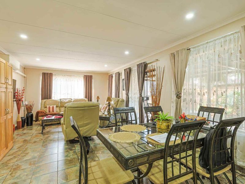 4 Bedroom Beauty For Sale in Waverley - Photo 7