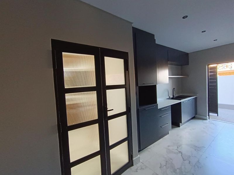 MIDSTREAM HEIGHTS - 5 BEDROOM HOUSE WITH 6 ENTERTAINING AREAS - Photo 8