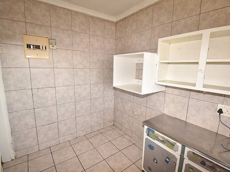Third Floor Apartment - Photo 8