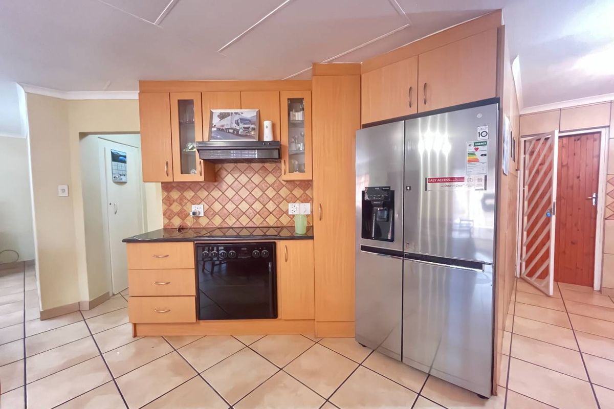 STUNNING FAMILY HOME - Photo 4