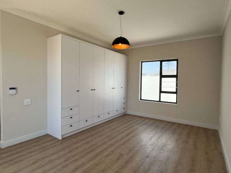 3-Bed Gem: Double Garage & Modern Open Plan Design! - Photo 9